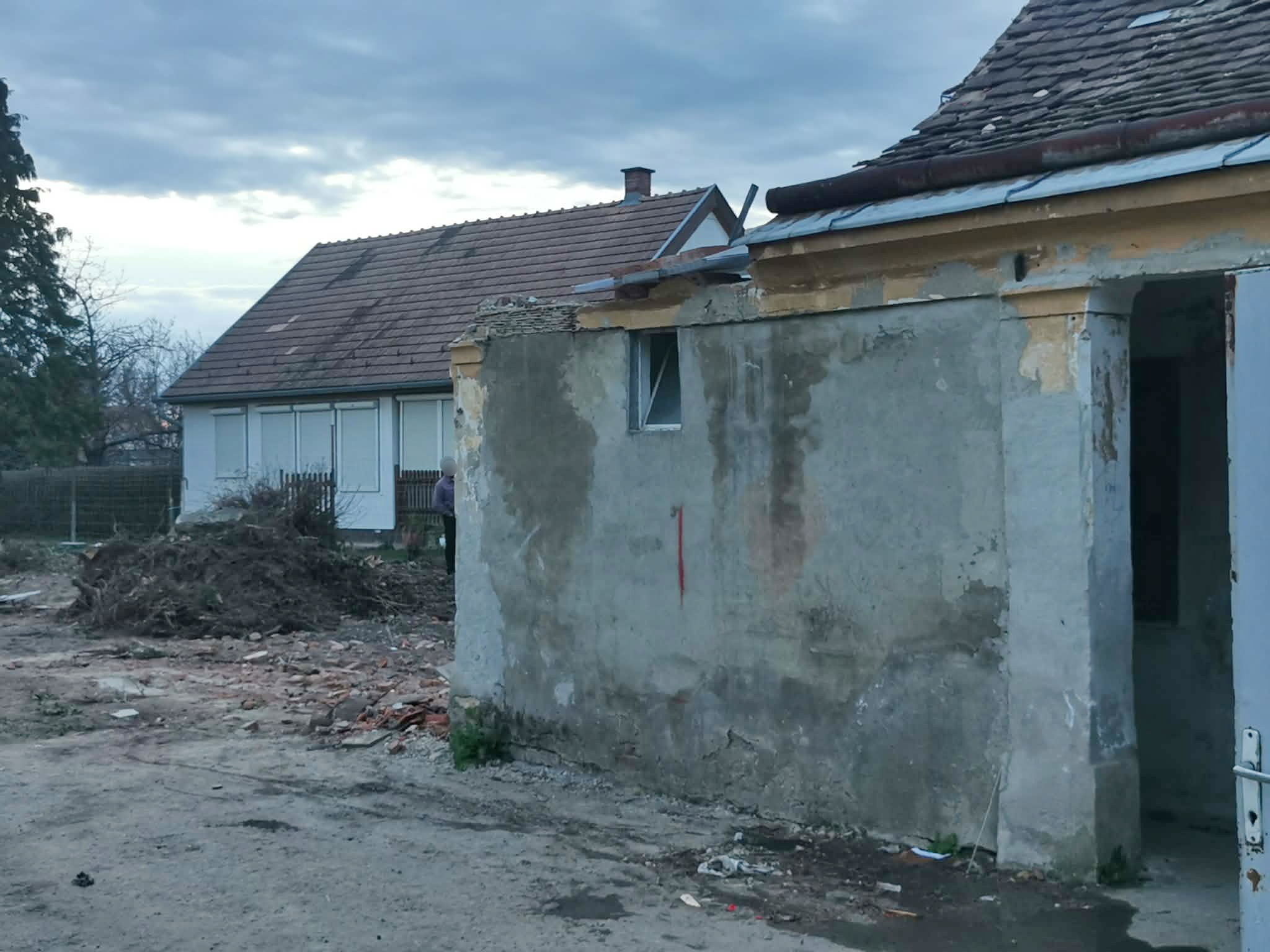 Lakatlan, bontás alatt álló házban keletkezett tűz Szombathelyen