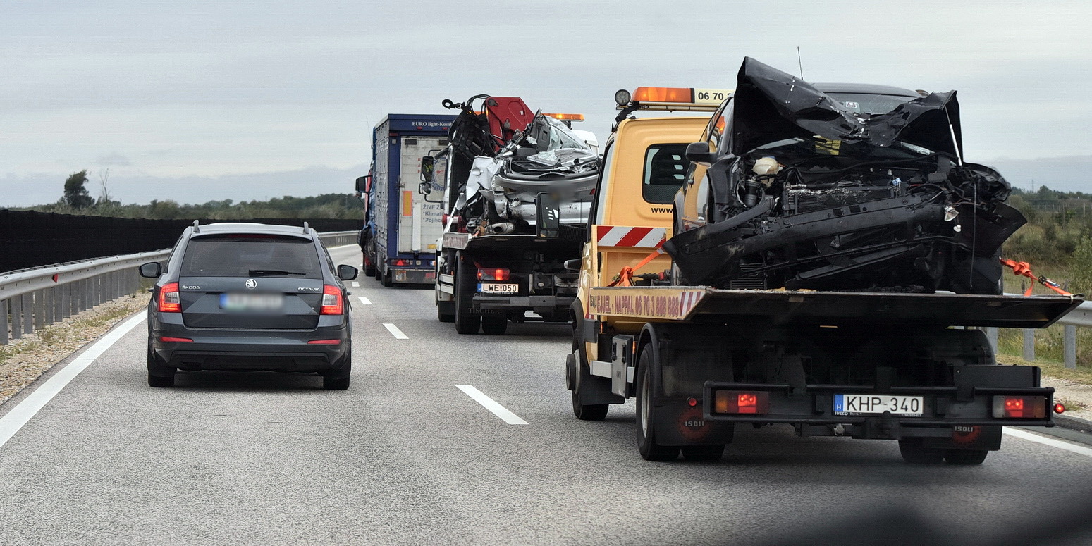 Sajnos ez nem egy művészi installáció - Roncs-konvoj az M86-on