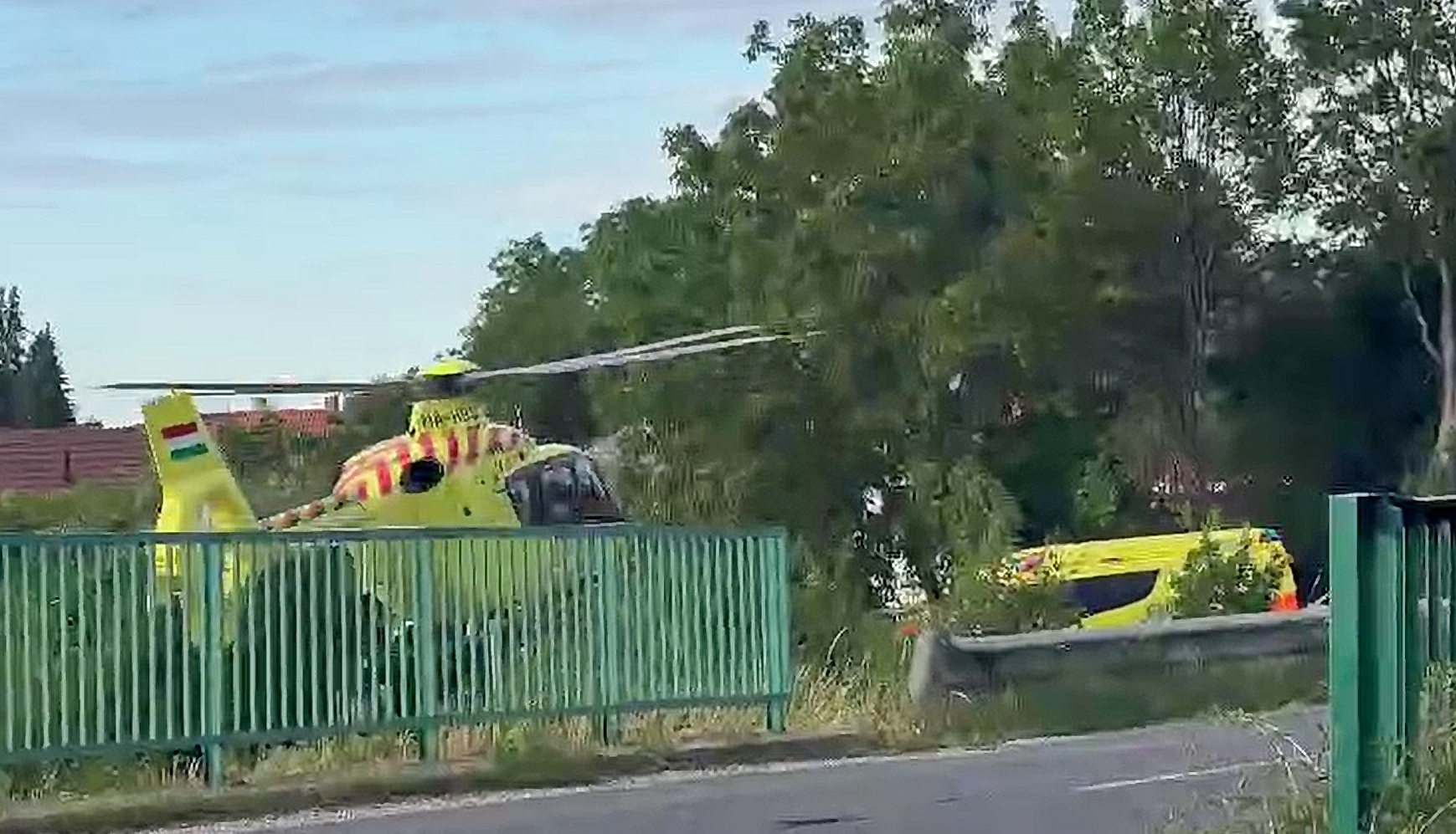 Mentőhelikopter érkezett a súlyosan megsérült férfiért Bükre - Fotó: Szalay Bence / olvasó