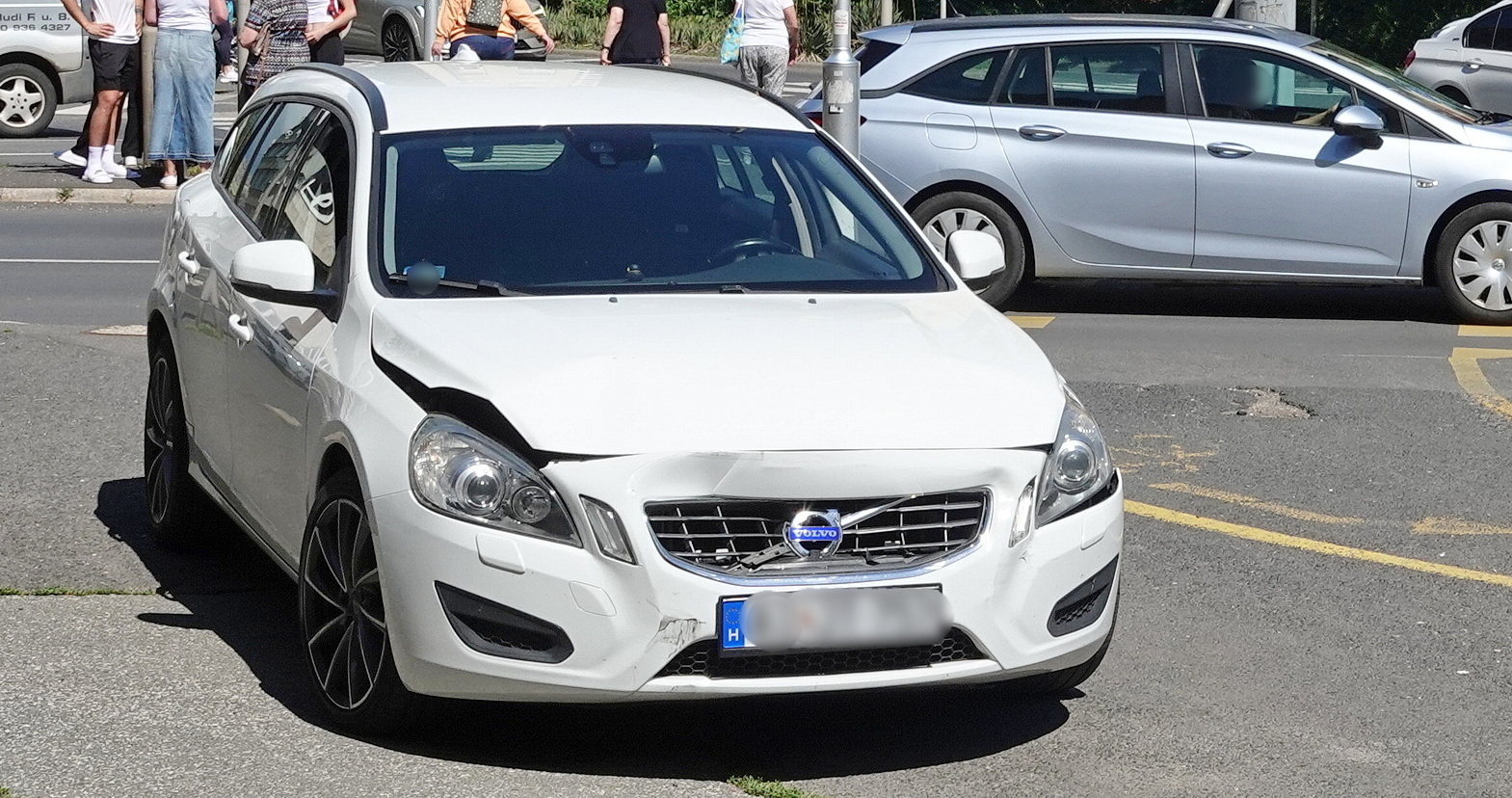 Jelzőlámpának lökött egy Daewoo-t egy Volvo Szombathelyen - nagy torlódást okoztak az elsötétülő forgalomirányító eszközök
