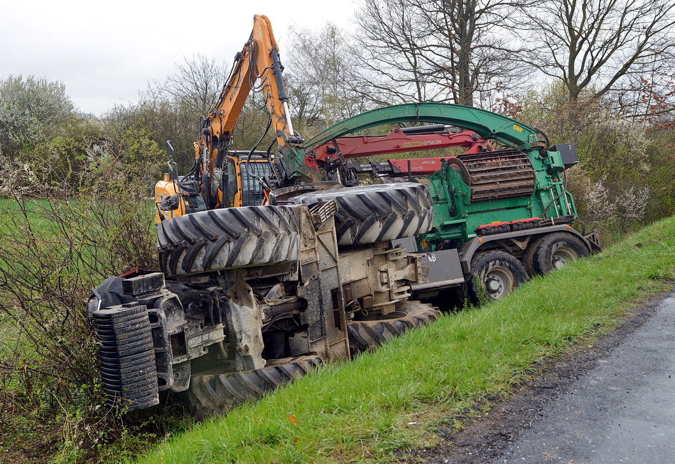 Faaprítóval borult le a töltésen egy traktor a 84-es főúton, Nemeskeresztúr közelében