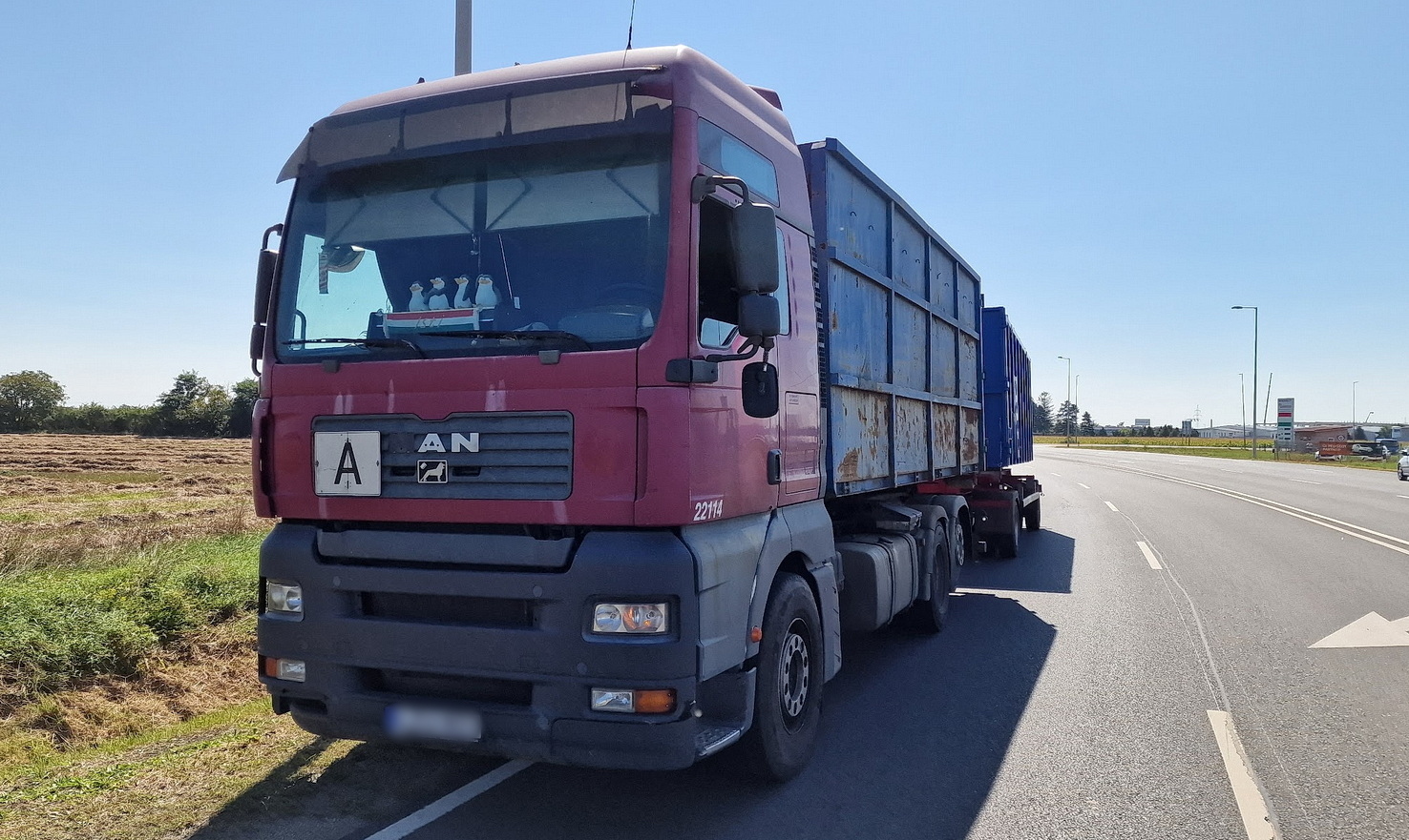 MAN teherautó pótkocsijának hajtott egy Estate robogó Szombathely határában