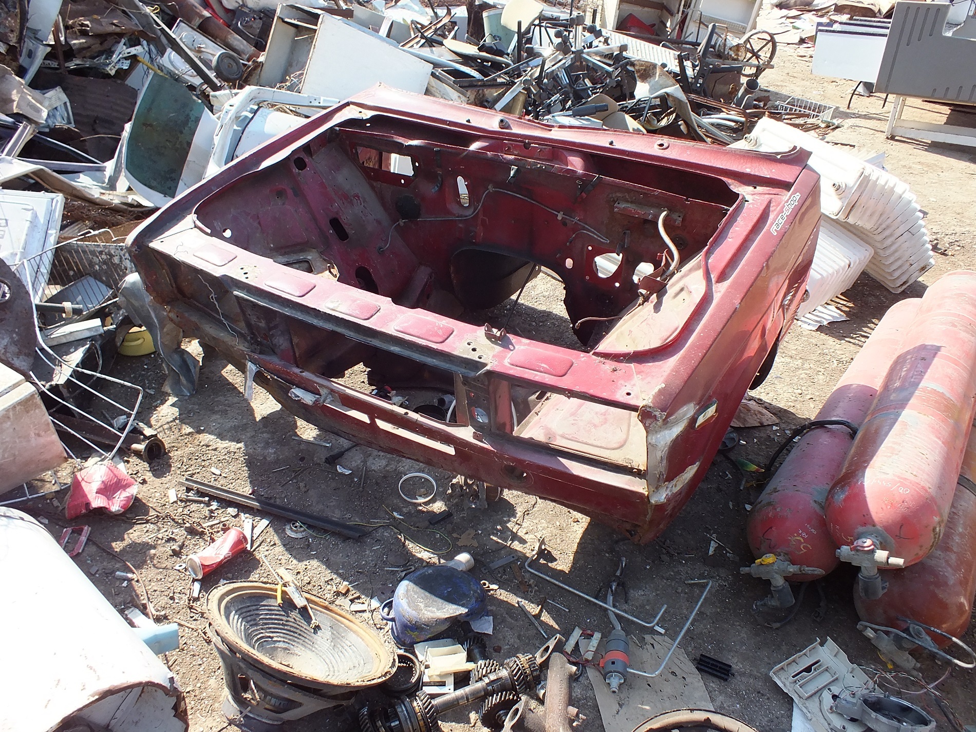 Ladát loptak az ózdi fiatalok, bontóban "értékesítették"