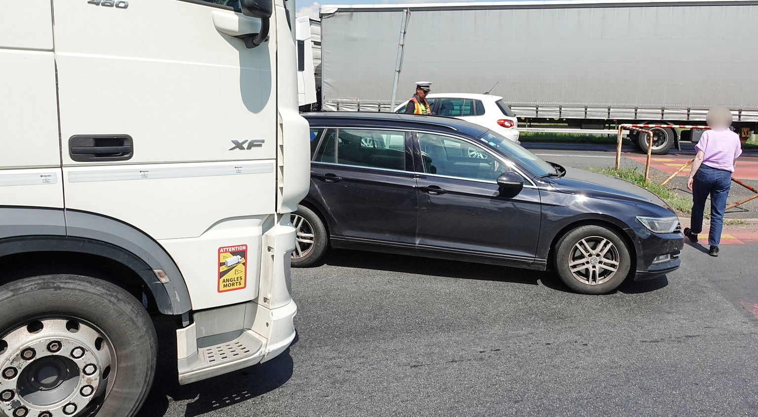Belső sávból hajtott volna ki egy DAF kamion előtt egy VW a hírhedt szombathelyi körforgalomból
