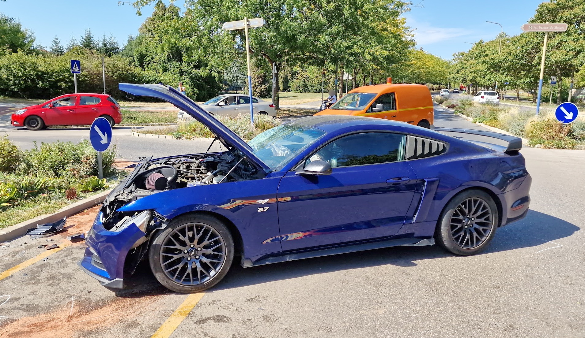 Hárman megsérültek - Ford elé kanyarodott, majd virágágyásba sodródott egy Chevrolet Szombathelyen