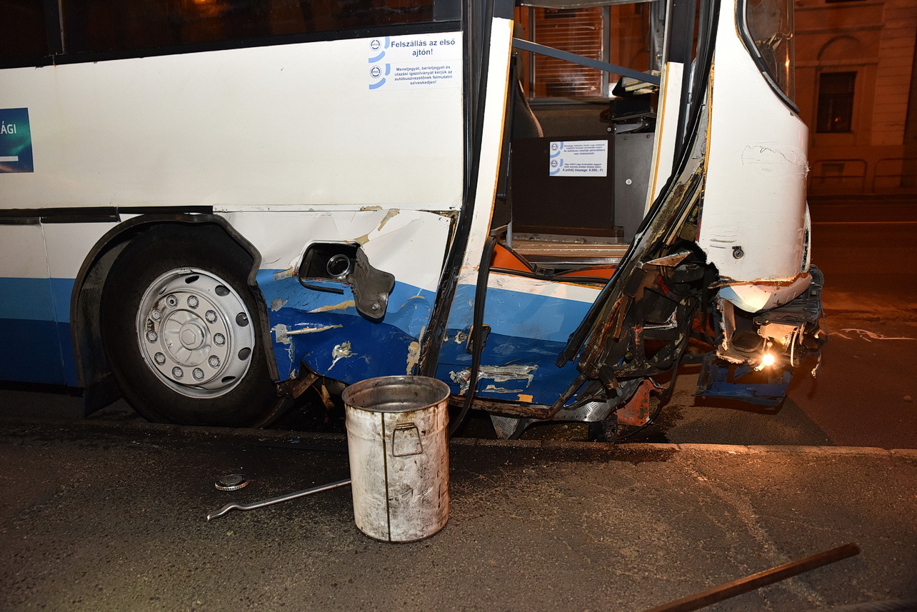 Busszal ütközött egy KIA Szombathelyen