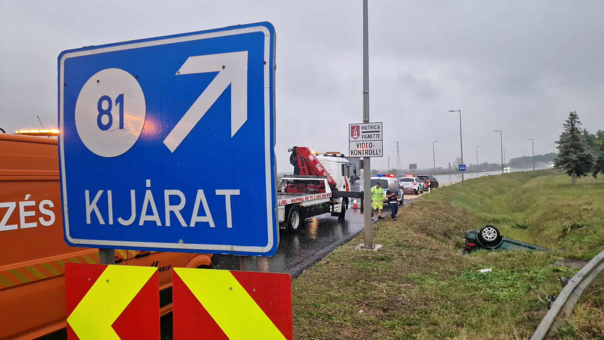 Kisodródott és felborult egy VW az M86-os autóút mellett, a 87-es főút kihajtójánál