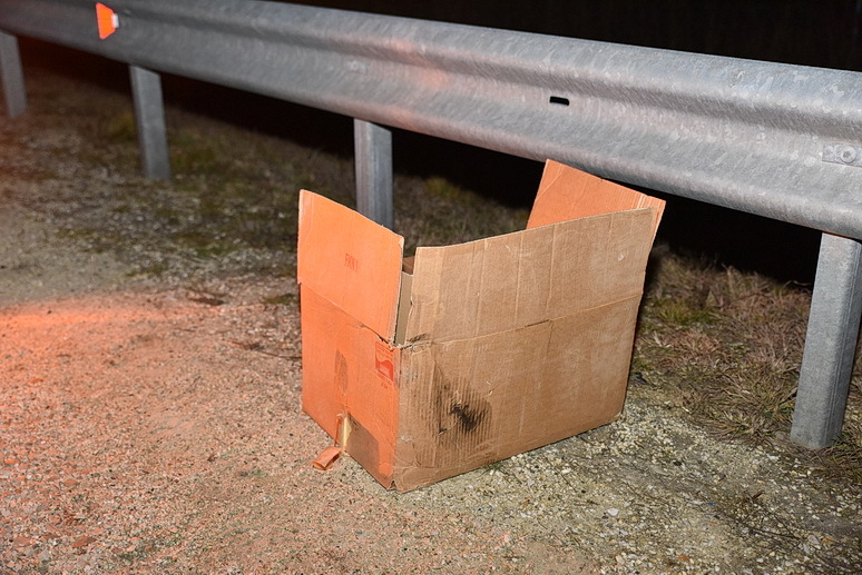 Doboz miatt tört össze két autó az M86-oson 4.