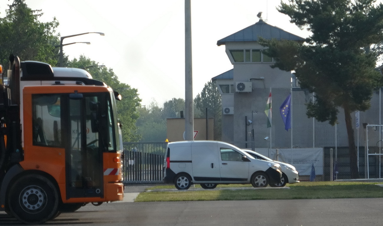 Háttérben a Szombathelyi Országos Büntetés-végrehajtási Intézet bejárata