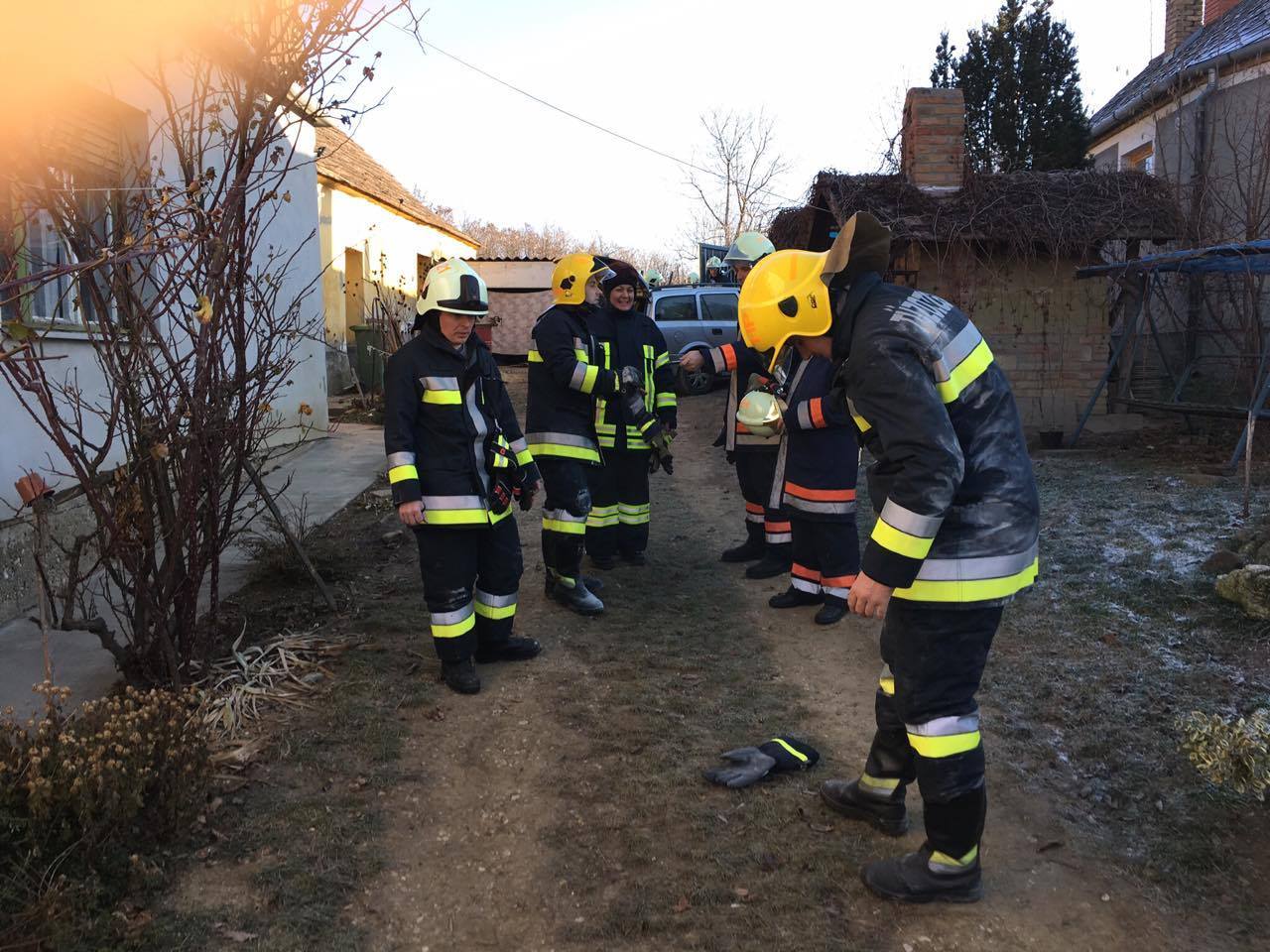 Bögötén gyulladt ki egy járó motorú Opel