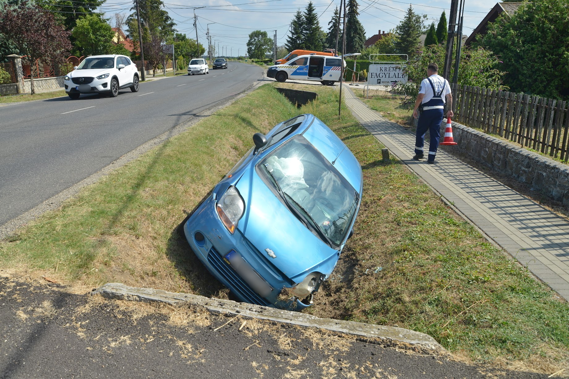 Defektet kapott és árokba hajtott egy Chevrolet a 87-es főúton, Lukácsházán
