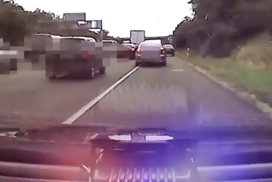 Leállósávban előző autó az M7-es autópályán