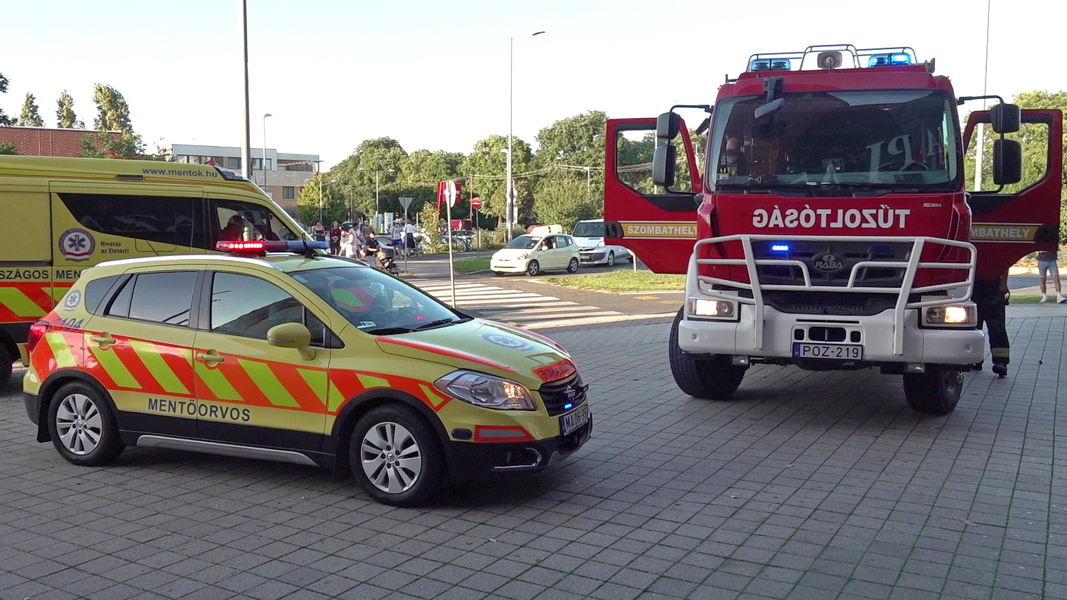 Kisebb tűz volt a Savaria Plazában - az oltóvíztől leszakadt az álmennyezet egy drogériában