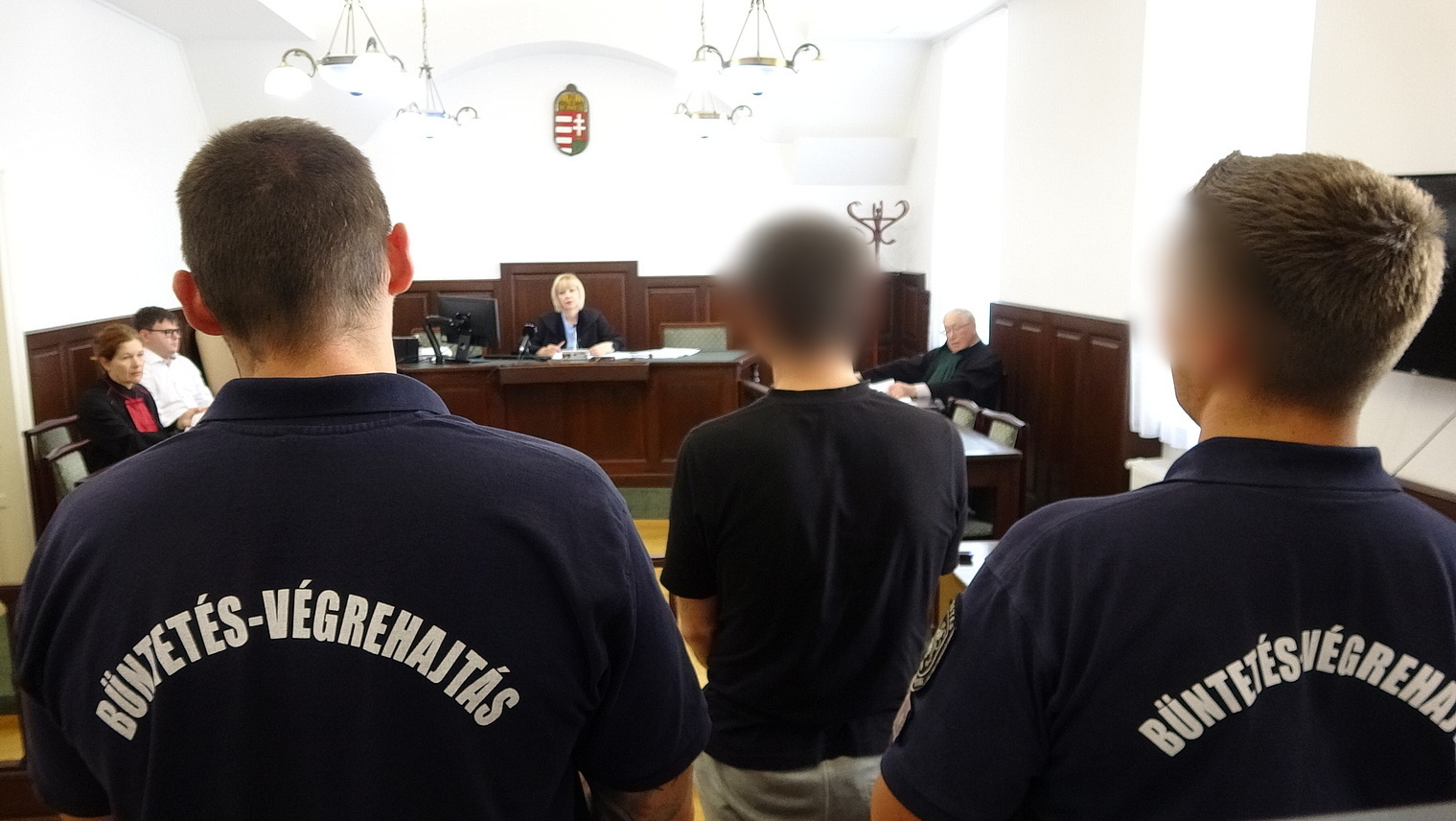 Mindkét vádlott elismerte a bűnösségét a szombathelyi Paragvári utcai üzletnél elkövetett veréssel kapcsolatban