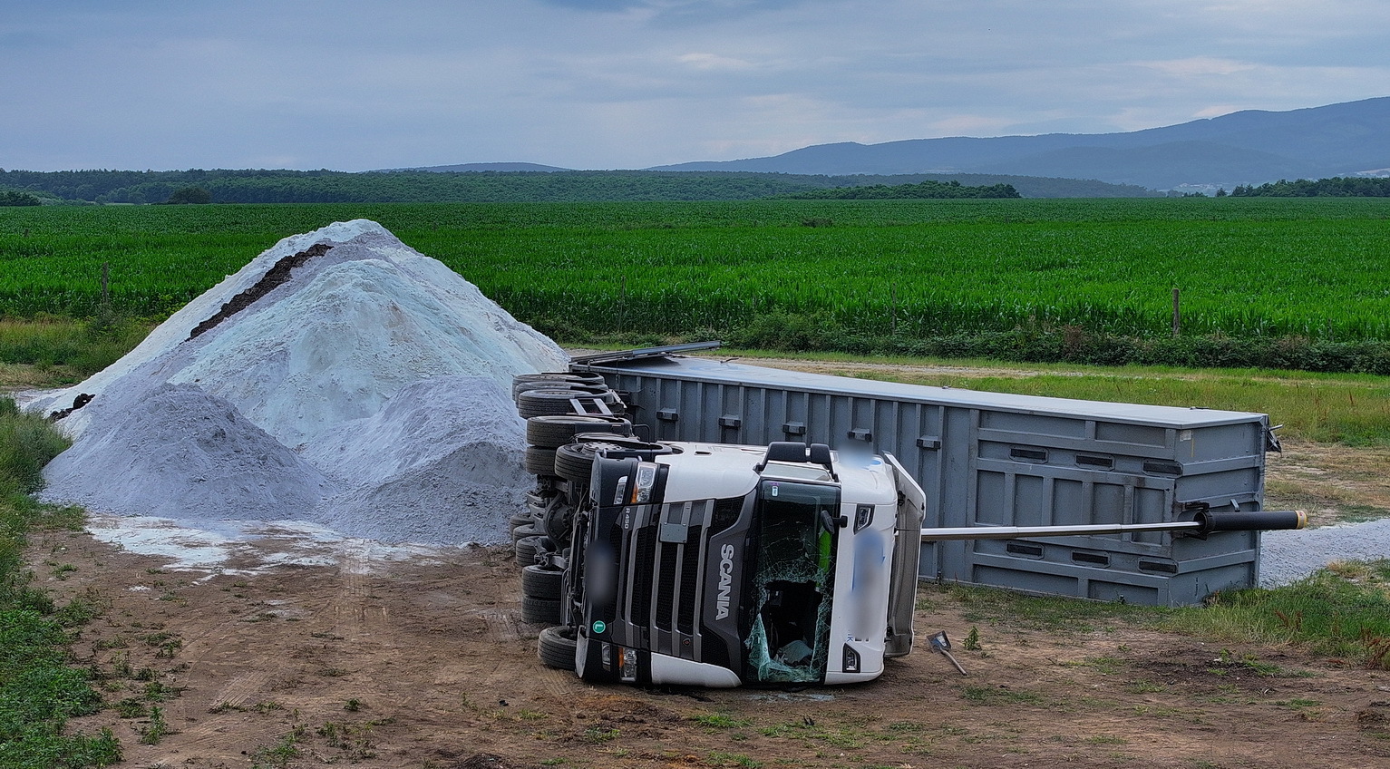 Az oldalára borult egy teherszállító Bucsu közelében, egy mezőgazdasági területen - Fotó: Tánczos Mihály