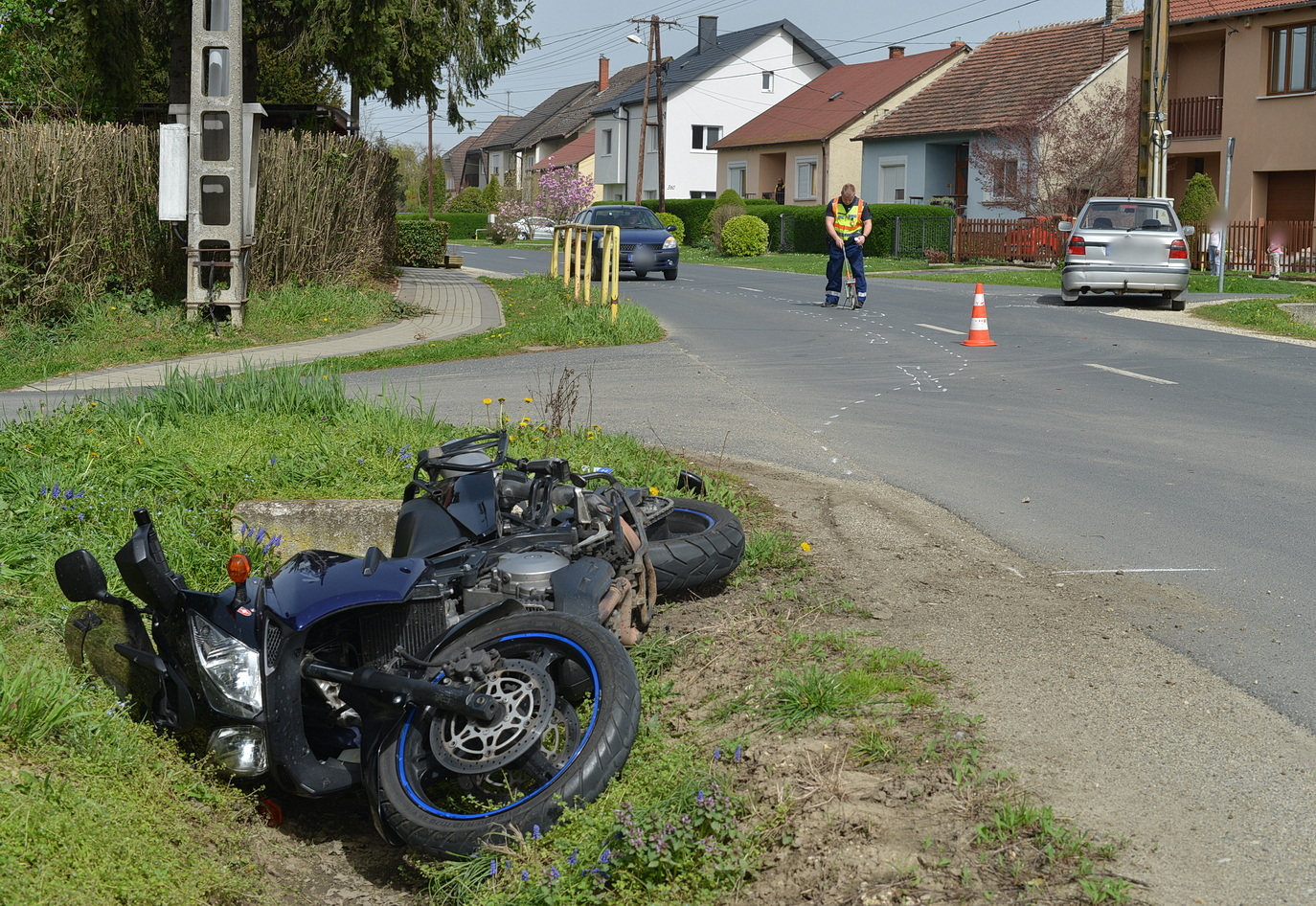 Főúton, kanyarban érkező Suzuki motor elé kanyarodott egy Skoda Gencsapátiban