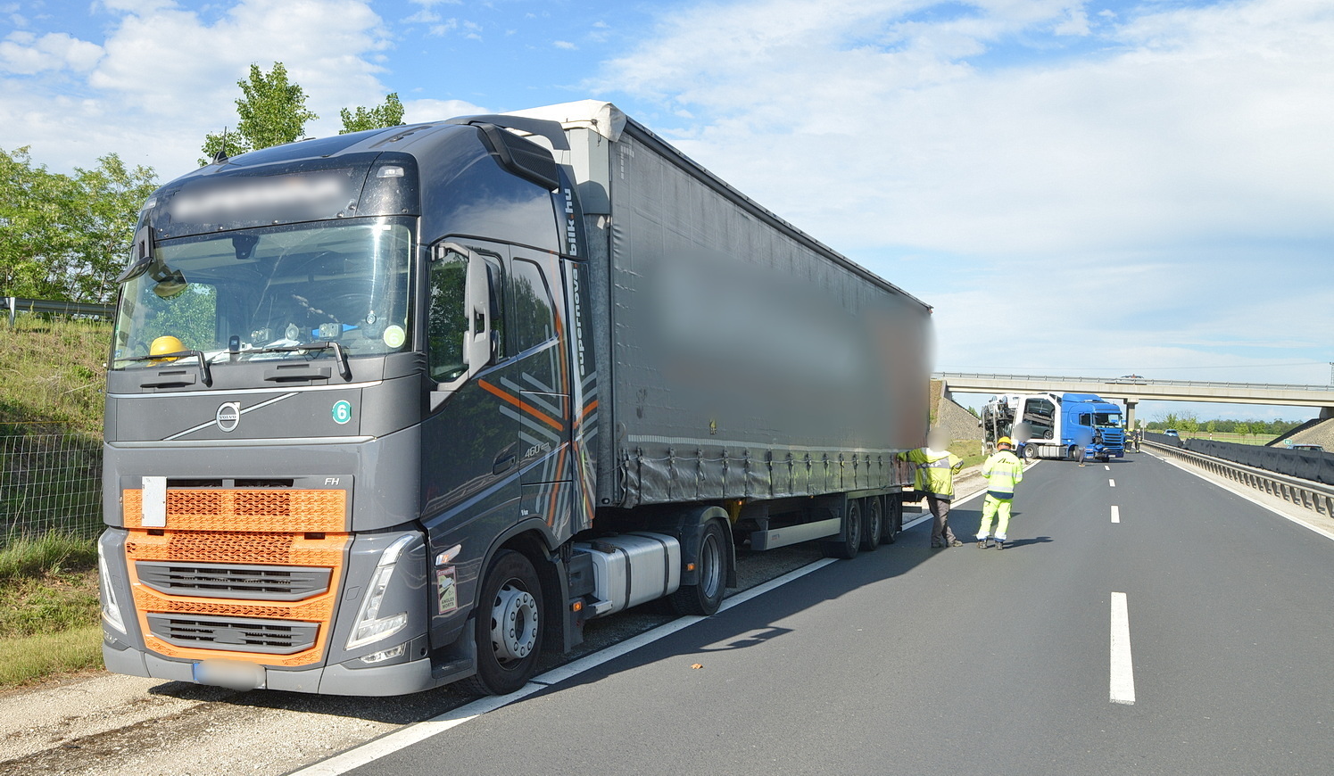 Kamionbaleset az M86-os autóúton - Előzésben lévő Scania autószállító ütközött Volvo kamionnak, majd szalagkorlátnak Szombathely közelében