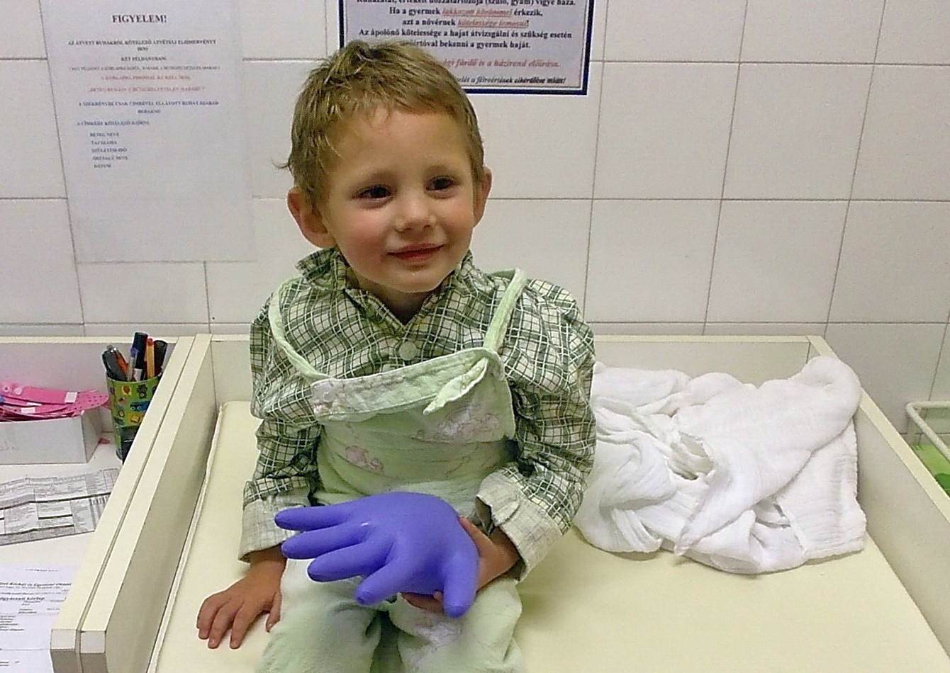 A Miskolcon talált ismeretlen kisfiú - aki felismeri, hívja a rendőrséget!