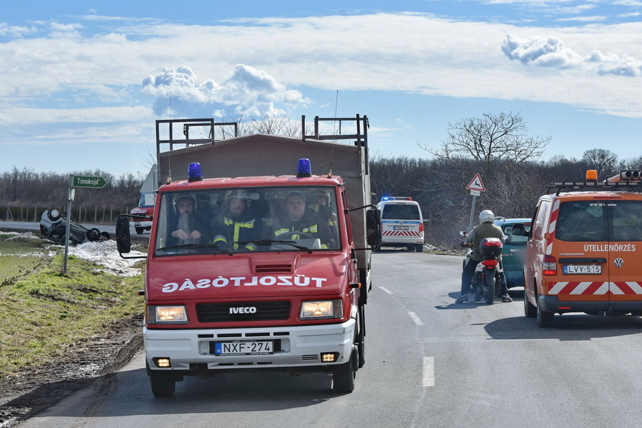 Az Ocho Macho zenekar a Szombathelyi ÖTE járművében