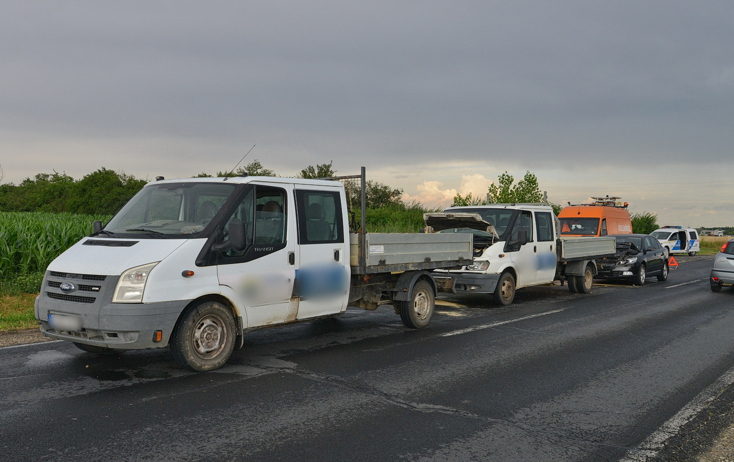Két Ford kisteherautót tolt össze egy Skoda Szombathely határában, a 87-es főúton