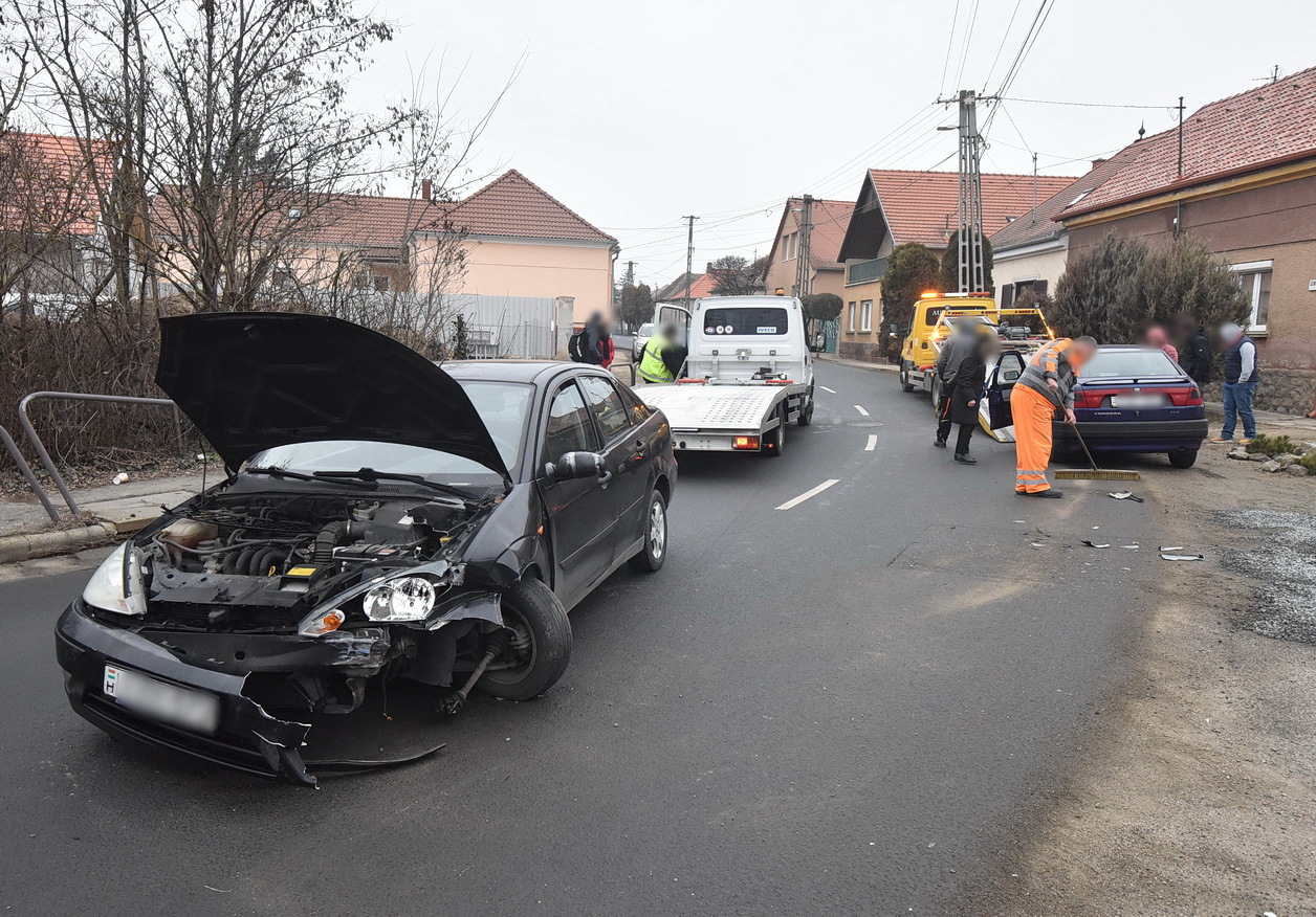 Megcsúszott és Seatnak ütközött egy Ford Szombathelyen