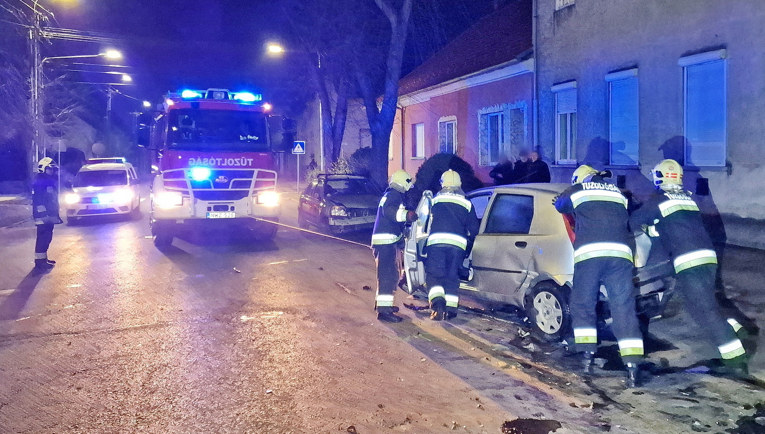 Sárvári tűzoltók szabadították fel az utat a baleset után