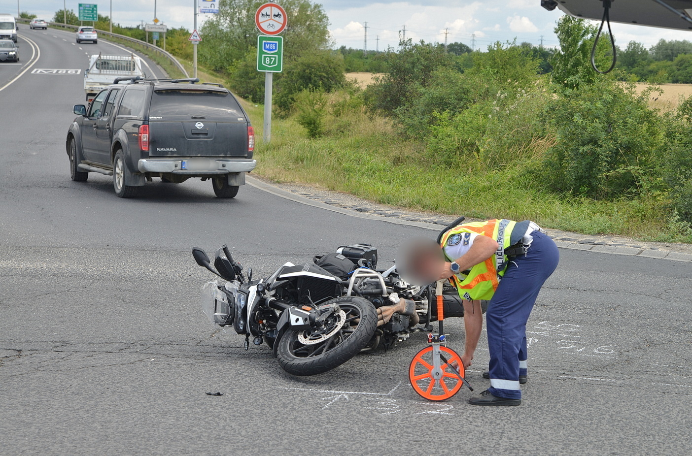 Elesett a körforgalomban és Skodának sodródott Triumph motorjával egy férfi Szombathelyen