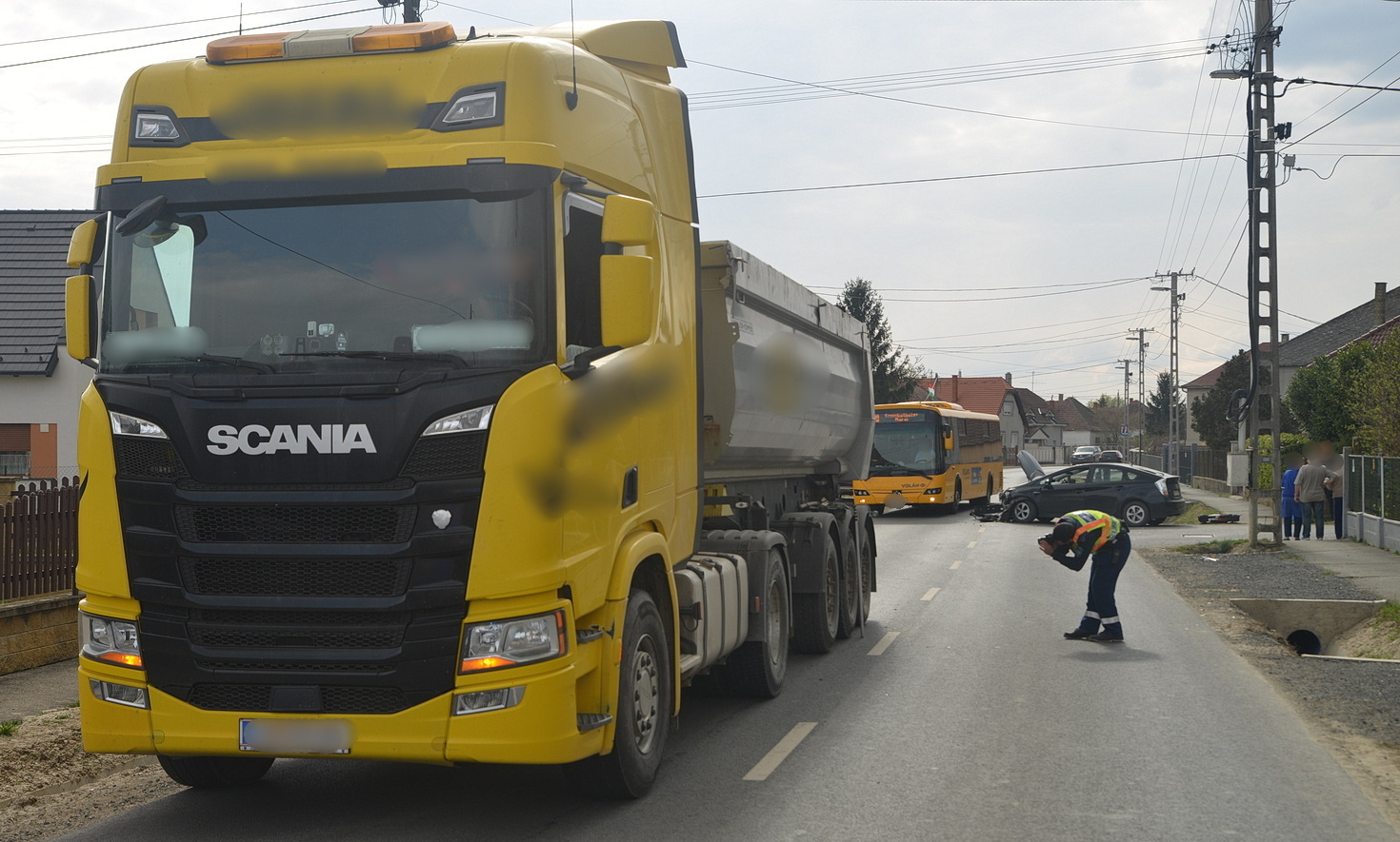 Scania billencs oldalába hajtott egy Toyota Náraiban