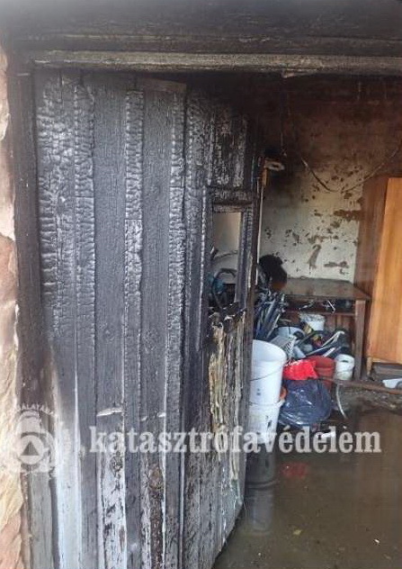 Szalmabáláról terjedt át a tűz egy lakóépületre Jákon