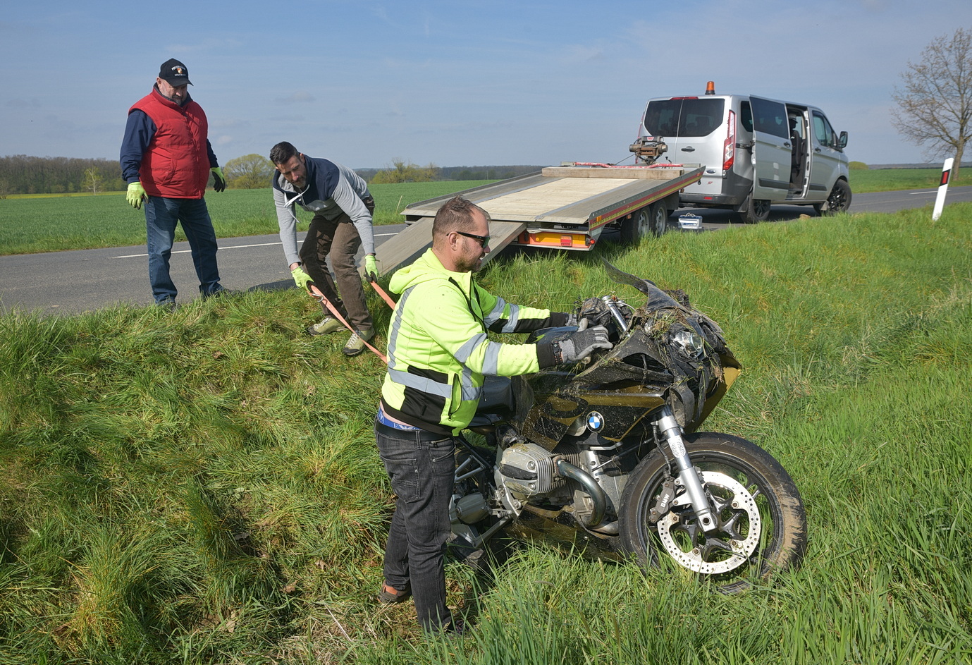 A balesetet szenvedett motoros barátai jöttek a BMW motorért