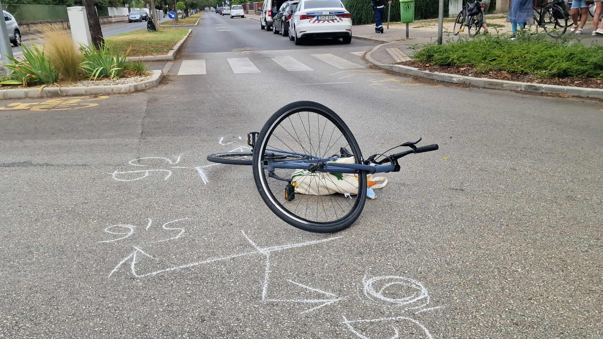 Körforgalomban hajtott kerékpáros elé egy Nissan Szombathelyen