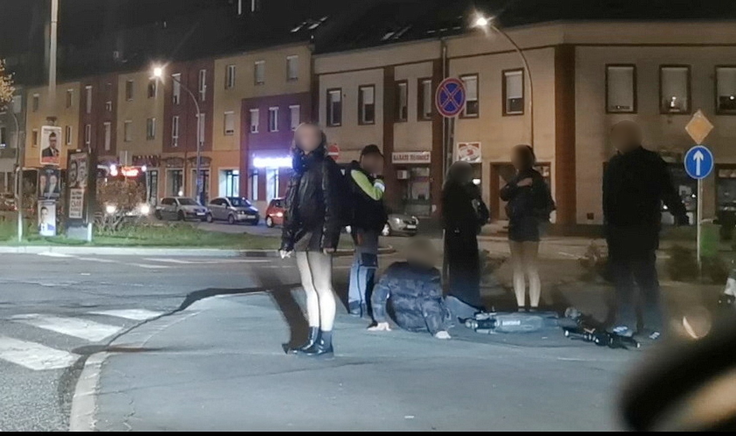 Lerúgták a rollerről – állította a földön fekvő férfi, de nem egészen ez történt