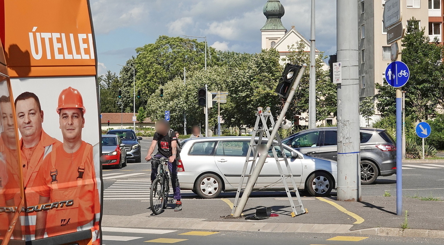 Jelzőlámpának lökött egy Daewoo-t egy Volvo Szombathelyen - nagy torlódást okoztak az elsötétülő forgalomirányító eszközök