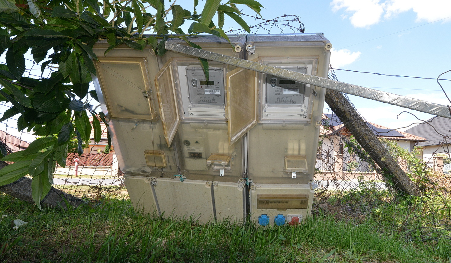 A villanyóra szekrény is megrongálódott