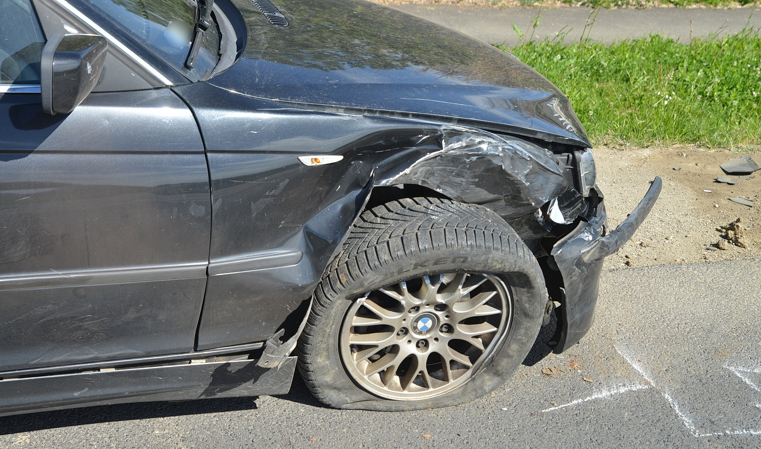 Parkoló BMW-nek ütközött egy Citroen furgon a 8-as főúton, Molnaszecsőd belterületén