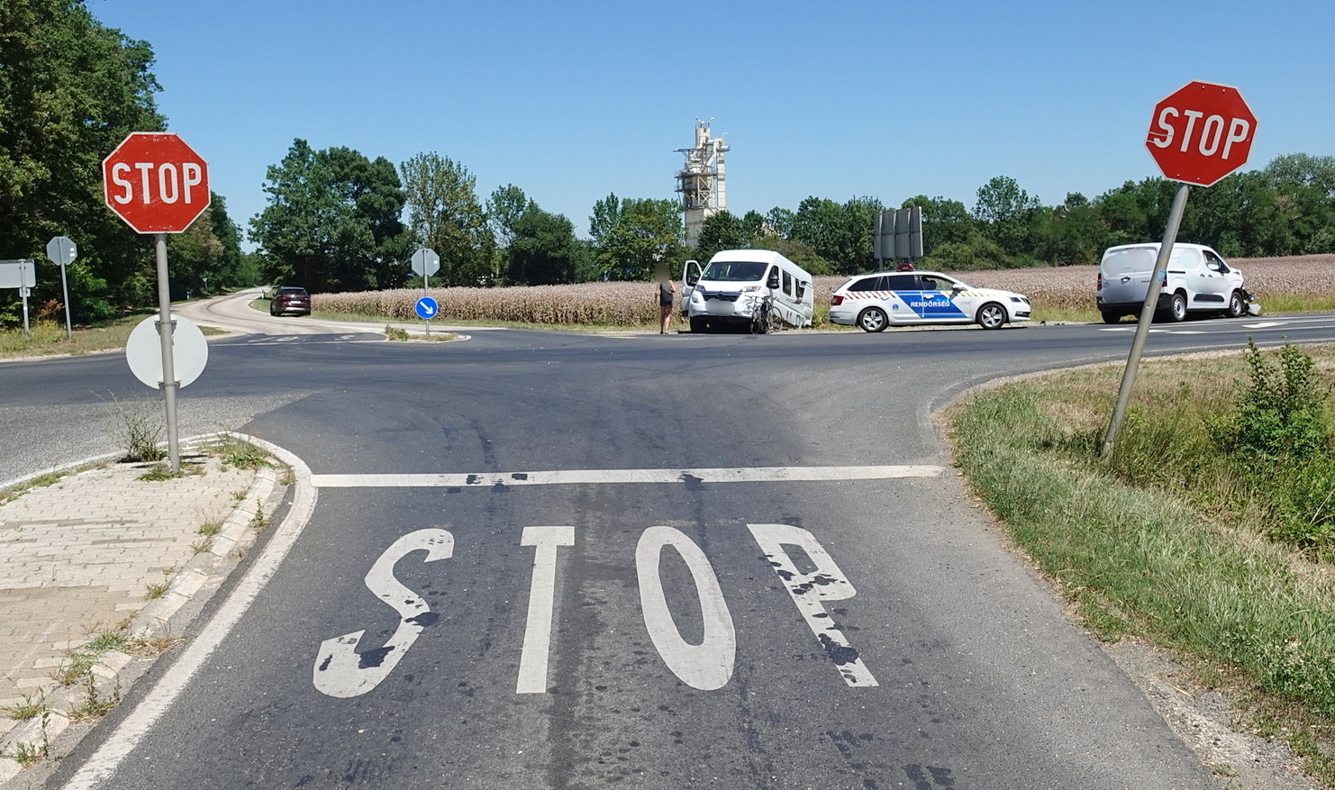 Citroen lakóautó hajtott Toyota furgon elé a 84-es főúton, a kelédi elágazóban