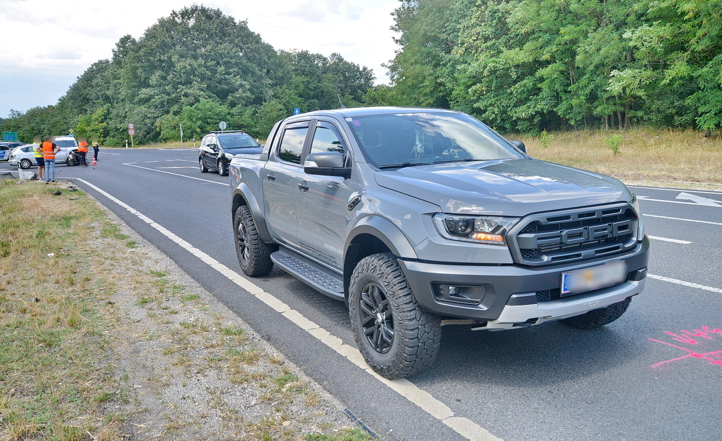 Ford utánfutójába hajtott egy Mazda a 84-esen, Sárvár közelében - 150 métert gurult tovább az utánfutó