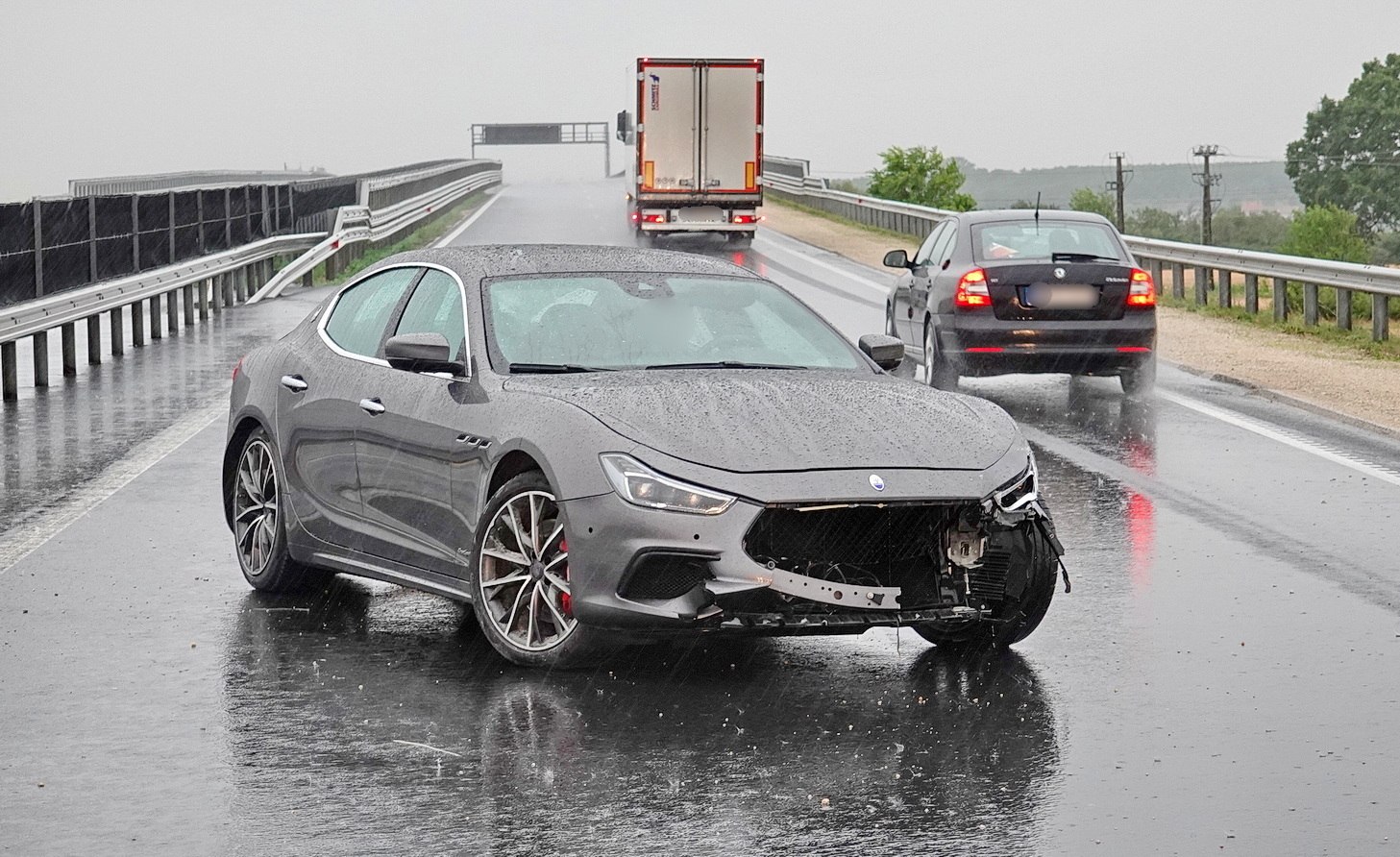 Felhőszakadáskor pördült meg egy Maserati az M86-os autóúton, Szelesténél