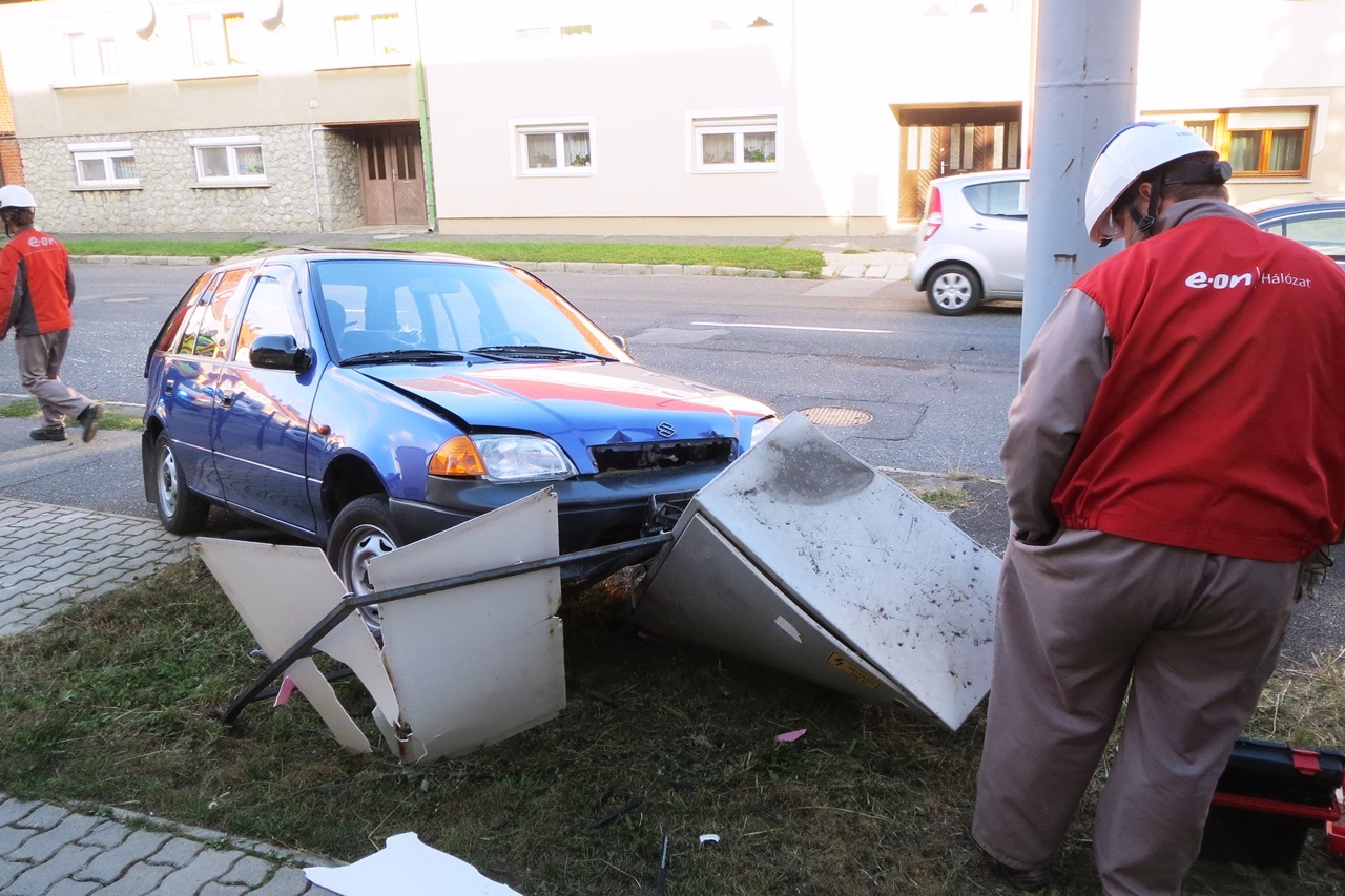 Villanyoszlopnak csapódott egy Suzuki Szombathelyen