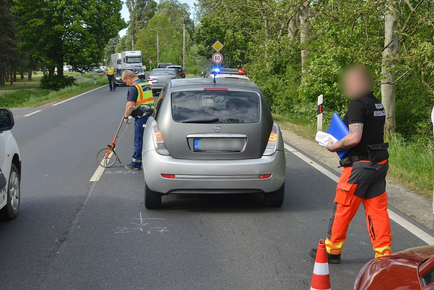 Opel tolt Suzukit egy Lanciának Balogunyomnál, a 86-os főúton