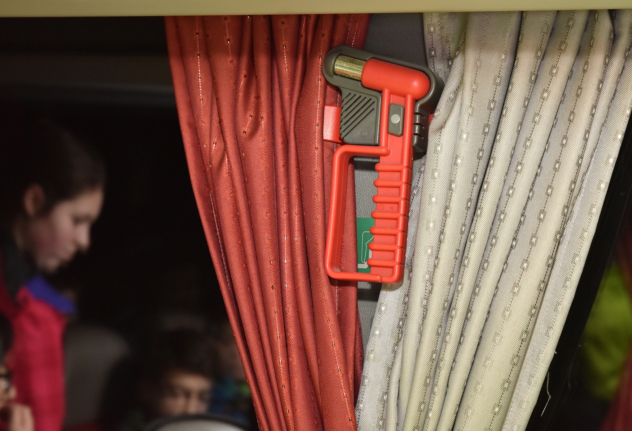 Az üvegtörő kalapácsokat több diák is ellenőrizte indulás előtt