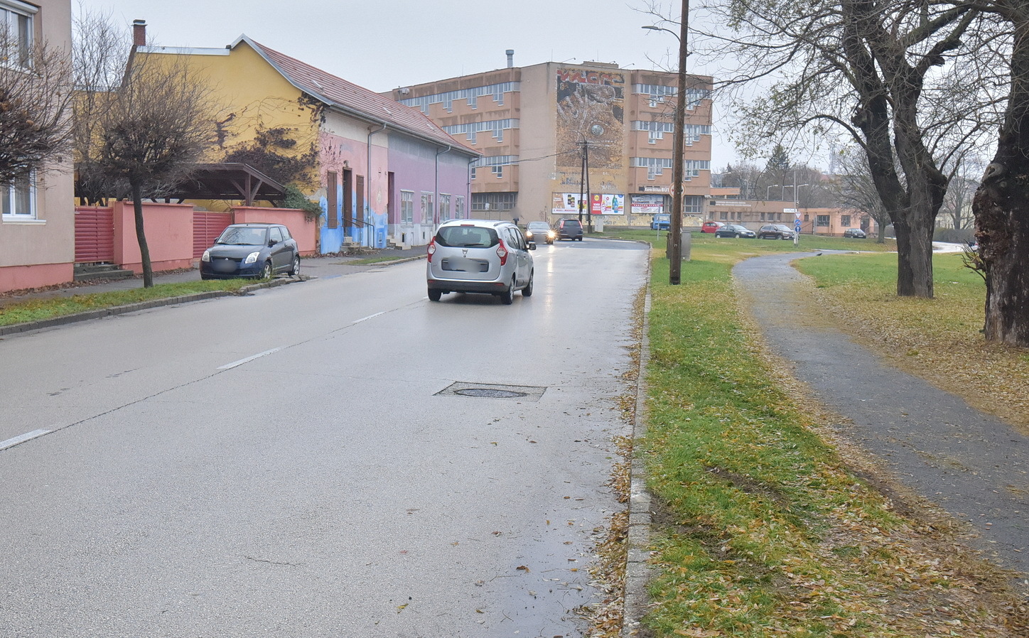 Kisodródott és hátuljával fának csapódott egy BMW Szombathelyen