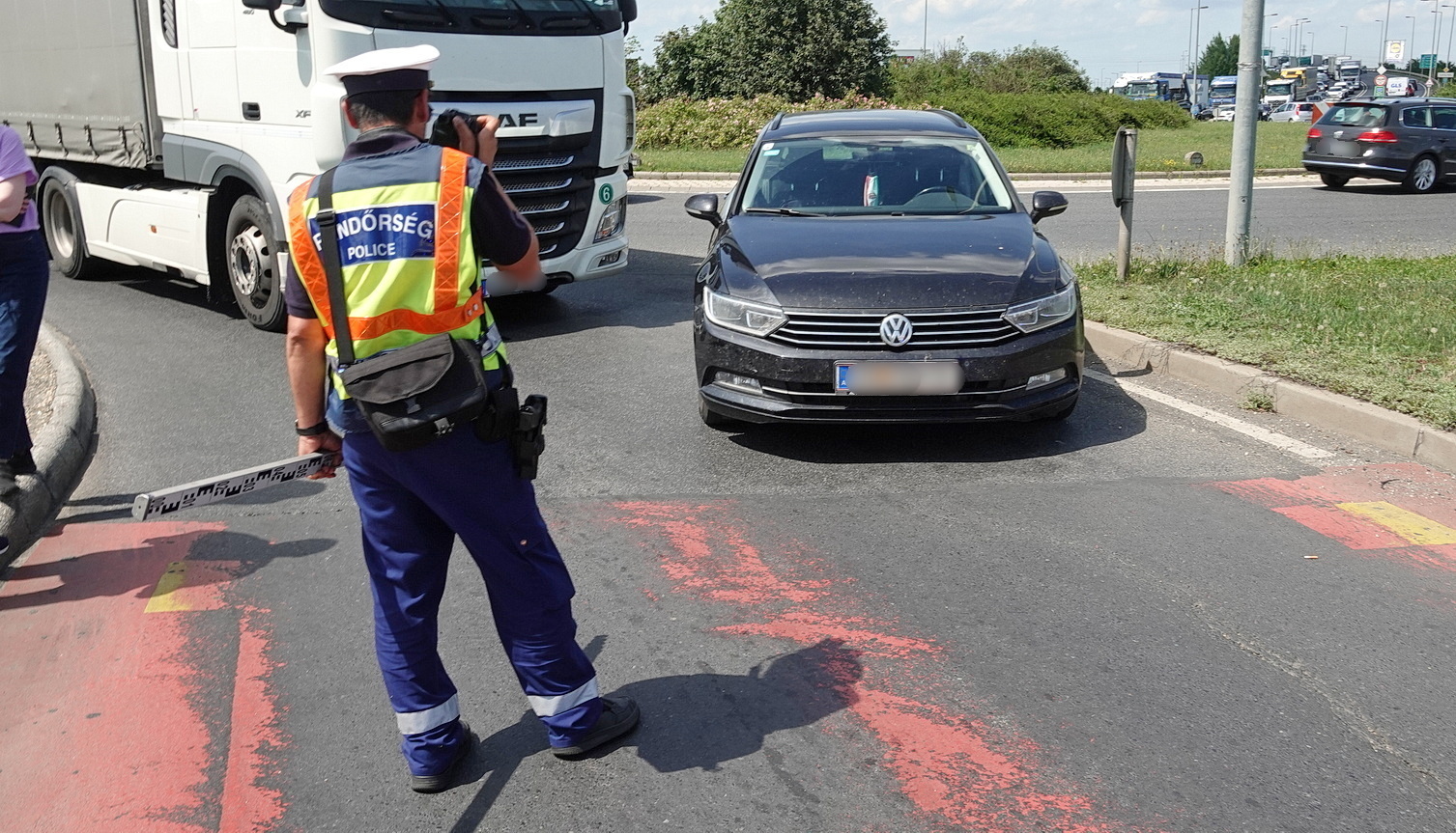 Belső sávból hajtott volna ki egy DAF kamion előtt egy VW a hírhedt szombathelyi körforgalomból
