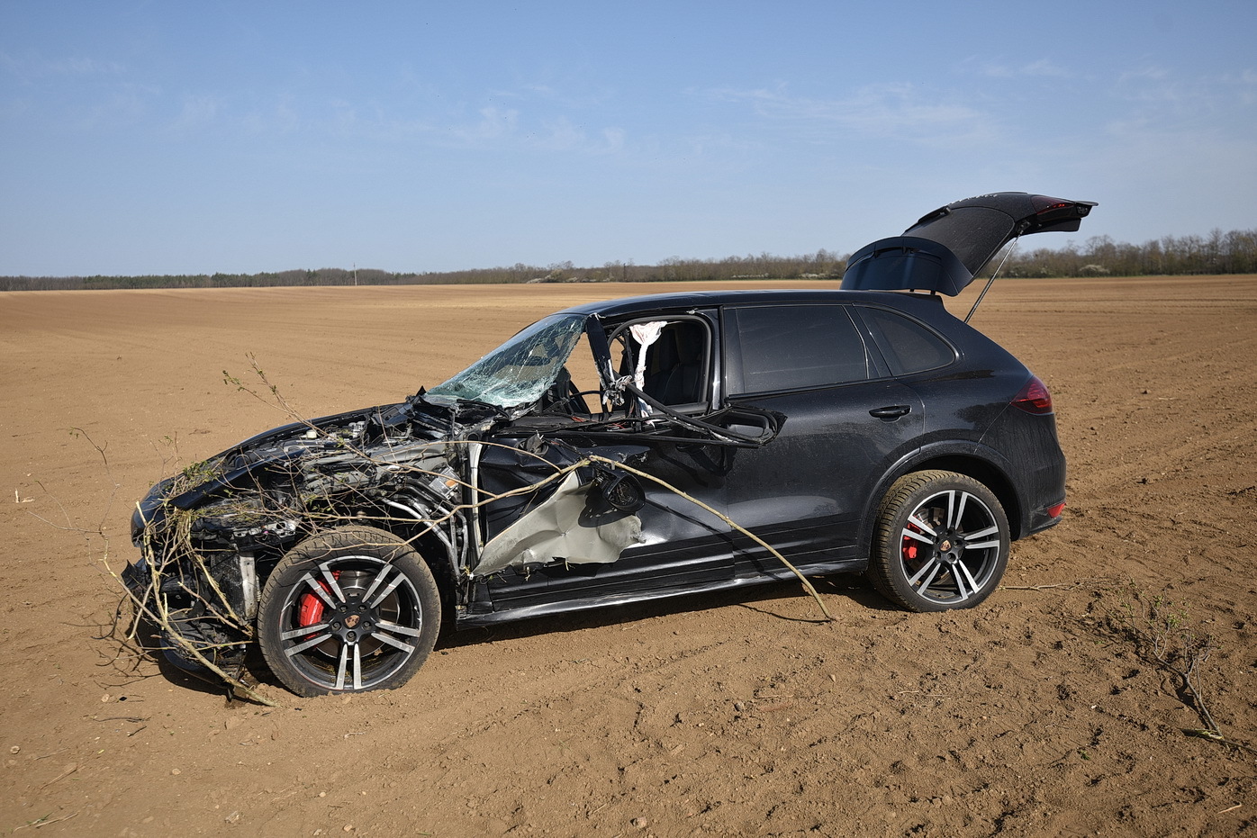 Porsche ütközött MAN kamion pótkocsijának Simaságnál - szántóföldön állt meg az autó