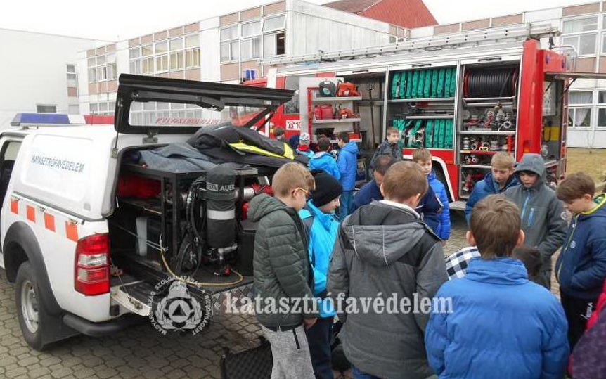 Gyerekeknek mutatták be a tűz használatának veszélyeit Szombathelyen