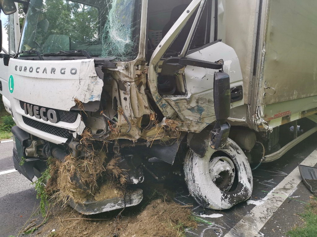 Halálos baleset Karakónál - Suzuki tért át teherautó elé