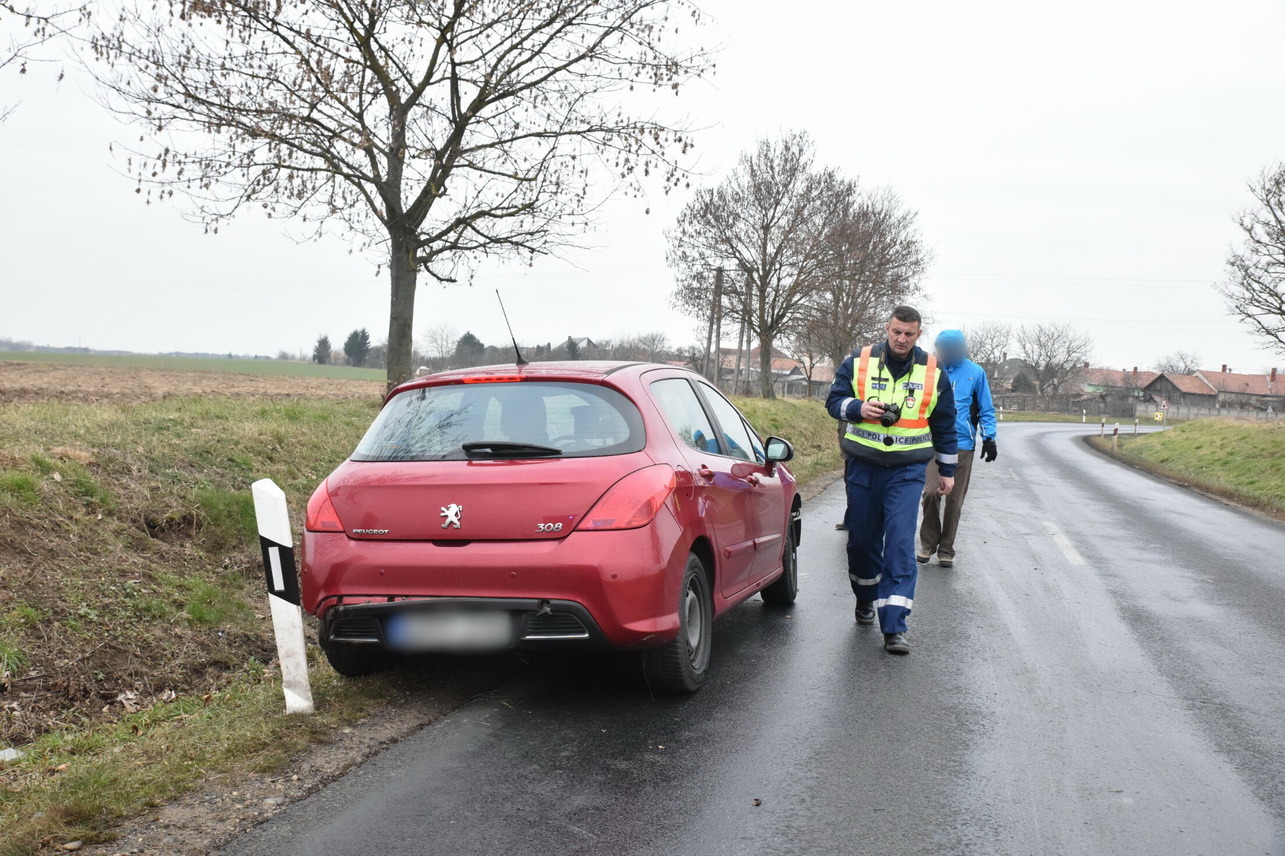 Árokfalnak csúszott egy Peugeot Sorokpolány közelében