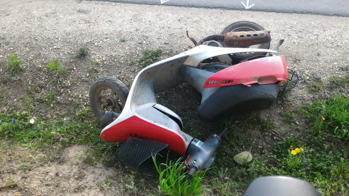 Segédmotorost gázolt egy autó Gencsapátiban 1.