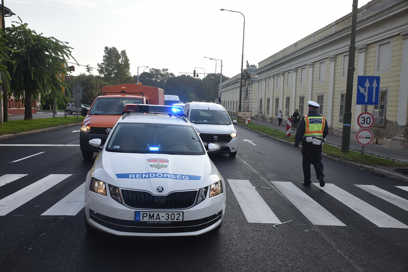 Szembe a forgalommal, a lezárást kikerülve