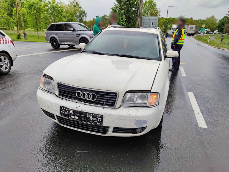 Megálló Toyotának ütköző Volkswagennek ütközött Audi a 86-oson